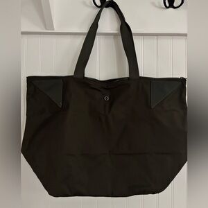 Lululemon dark green nylon tote bag